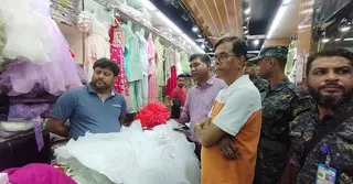 দেশি পোশাককে বিদেশি বলে বিক্রি, দুই ব্যবসায়ীকে জরিমানা